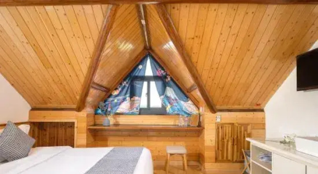 Люкс Мансарда Floral Hotel· Yiding cottage Hotel (riverside Dingba store)