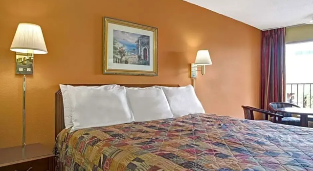 Номер Standard Days Inn by Wyndham Benson