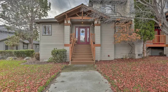 Idyllic Redmond Townhome w/ Furnished Deck!, Prenota Appartamento Hotel a Oregon con parcheggio, Parcheggio