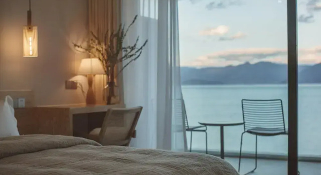 Двухместный номер Standard с балконом и с видом на озеро Dali Erduo Garden Seaview Hotel