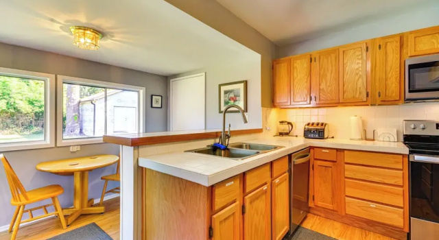 Коттедж 2 Mi to Dtwn Greensboro: Centrally Located Home
