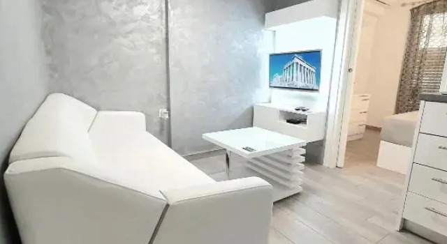 Lux apartment 13 with yard in the heart of Athens, Забронировать Апартаменты/квартира Афины Острова Саронического залива - Аттика, рядом с Холм Филопаппос
