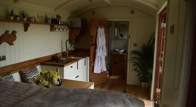 Shephards Hut With Hot Tub in the Cotswolds