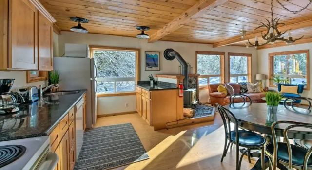 Коттедж с 3 комнатами Mysty Mountain Cabin on River: Near Stevens Pass!