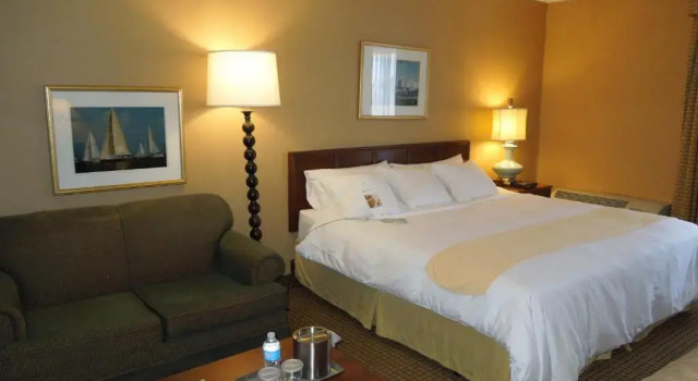 Номер Standard Отель RL Cleveland Airport West