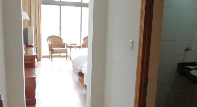 Quanzong Business Building - Tsingtao, Rezerwuj Hotel Hotele w Qingdao z parkingiem, w pobliżu Huashi Building, Parking