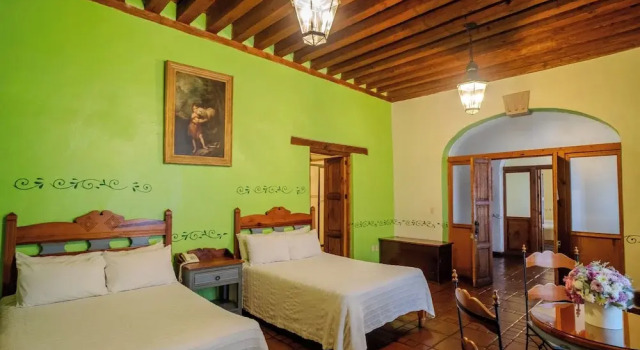 Четырёхместный полулюкс с балконом Hotel Casa del Refugio