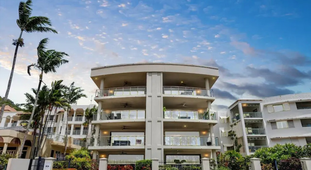 Beachfront 3-bed With Pool & Stunning Ocean Views