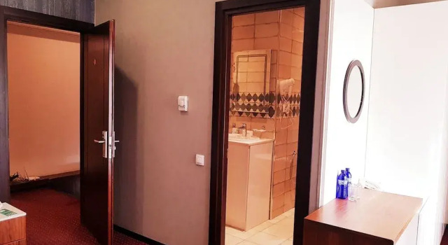 Nice Room Hotel  Wine Brasserie, Забронировать Отель Отели Тбилиси с парковкой, рядом с Стадион имени Михаила Месхи, Парковка