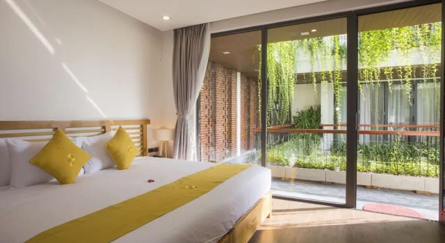 Трёхместный номер Standard с красивым видом из окна MaiChi Villa Hoi An