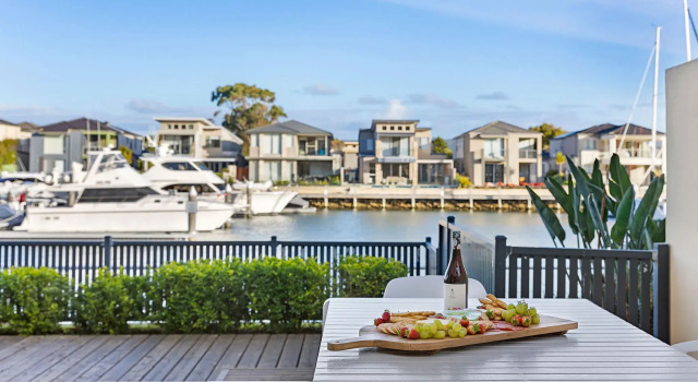 Waterfront Martha Cove Getaway 250m From Beach