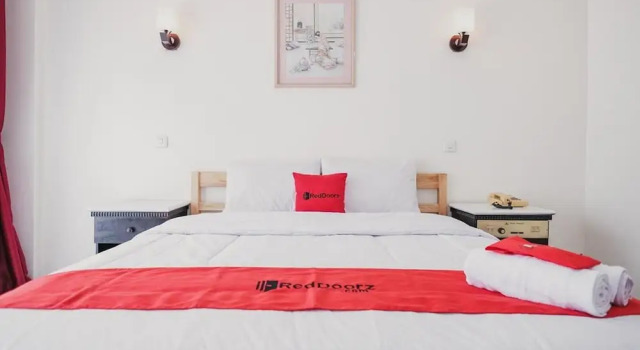RedDoorz Plus near Pelabuhan Merak, Prenota Hotel Cilegon Banten