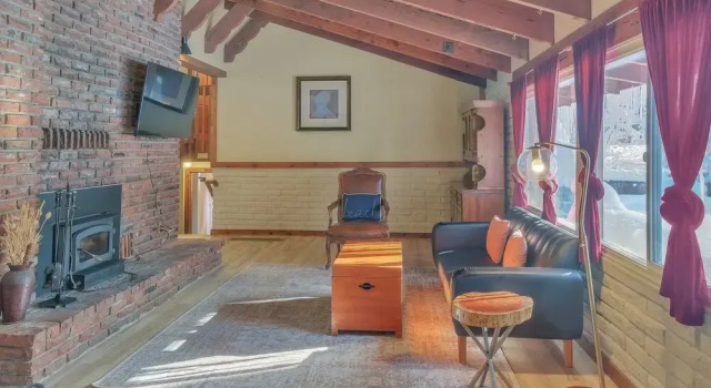 South Tahoe Rustic Home! Sleeps Over 10! 5 Bedroom Home by Redawning, Book Hotel 3-stjernede hoteller i Stateline, 3*