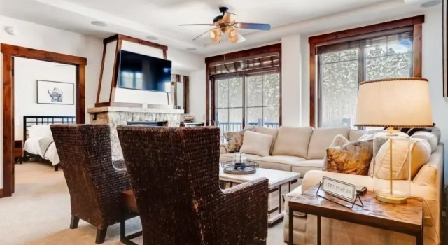Номер Standard Crystal Peak Lodge 3 Bedroom Ski in, Ski out Slopeside Condo at the Base of Peak 7