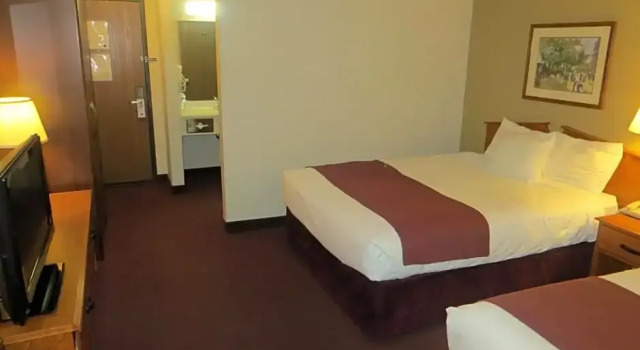 Четырёхместный номер Standard AmericInn by Wyndham Manitowoc