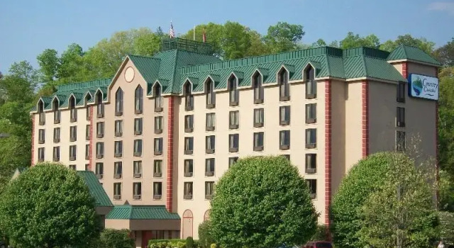 Кровать в общем номере Country Cascades Waterpark Resort