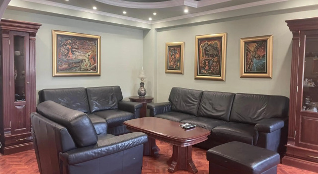 3 bedroom apartment on Naroden front street