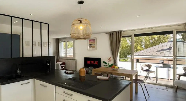 HOMEY MONTAIGNE - New - A 1 min à pied du LAC D'ANNECY - 2 Balcons privés - Appartement avec 2 chambres - Stationnement gratuit toute l'année sauf en été - juin à août