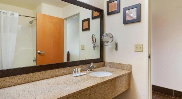 Четырёхместный номер Standard Comfort Suites Stevensville - St Joseph