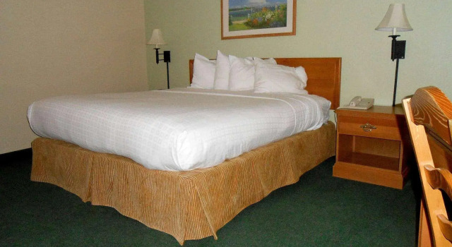 Двухместный номер Standard AmericInn by Wyndham Oscoda Near AuSable River