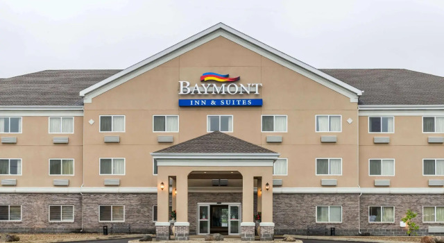 Кровать в общем номере Baymont by Wyndham Indianapolis Northeast