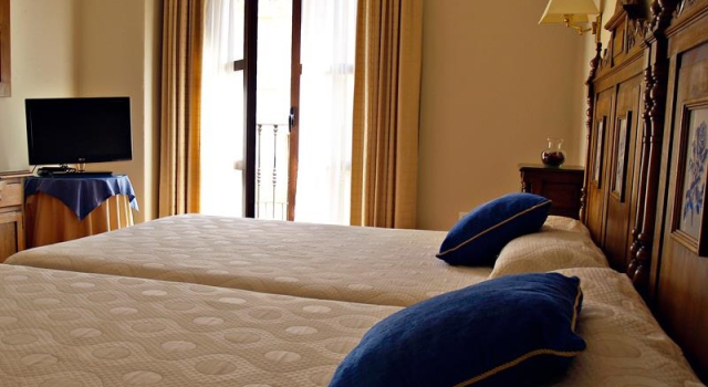 Кровать в общем номере Hotel Rosaleda Don Pedro