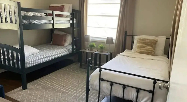 Highland Drive Hideaway, Забронировать Дом для отпуска Коттеджи Бирмингема, рядом с Симфонический оркестр Алабамы, Коттедж