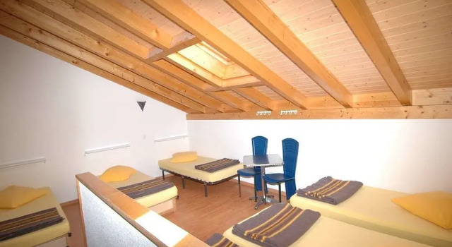 Кровать в общем номере Gîte la Cigale