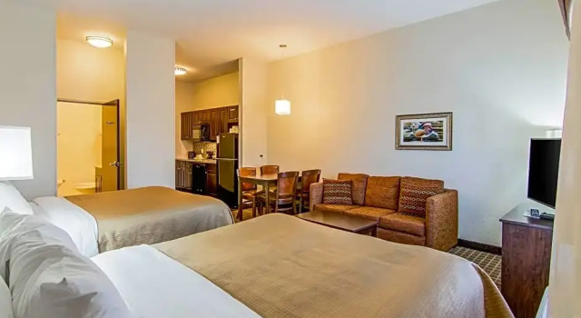Четырёхместный люкс Mainstay Suites