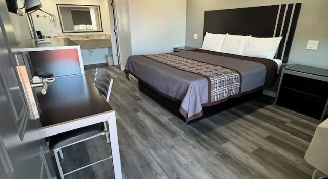 Номер Deluxe Continental Inn and Suites Nacogdoches TX SFA University Downtown