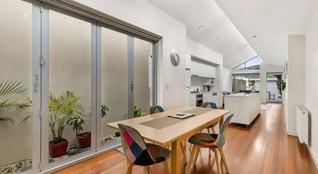 Quintessential 2 Bedroom Terrace House, Забронировать Отель Отели Мельбурна 4 звезды, рядом с Мельбурн Крикет Граунд, 4*
