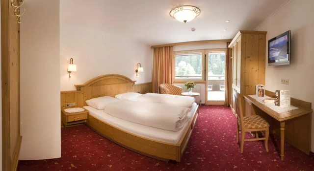 Двухместный номер Superior с балконом и с видом на горы Hotel-Garni Jakober - B&B und Appartements