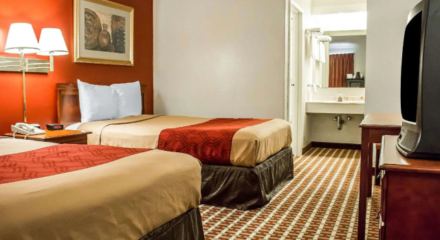Четырёхместный номер Standard Econo Lodge Williamsport