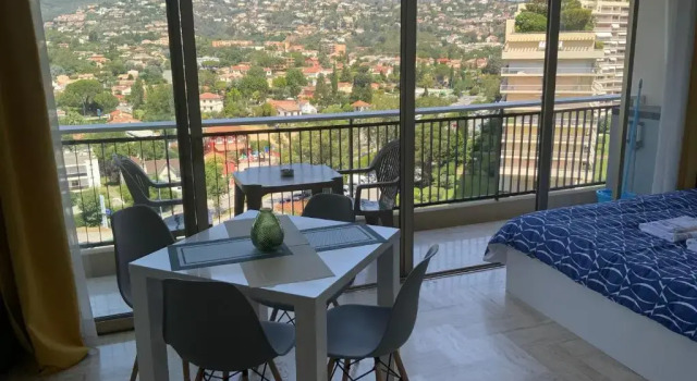 Cannes Marina Résidence Le Surcouf - Studio de 28m2 au 10ème étage avec piscine, terrasse, parking, vue montagne et port : Mandelieu-La Napoule