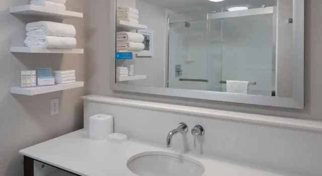 Четырёхместный номер Standard Hampton Inn Boston Logan Airport