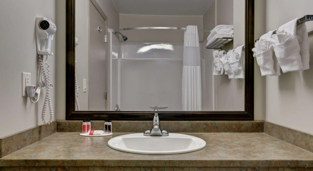 Четырёхместный номер Standard Knights Inn Kamloops