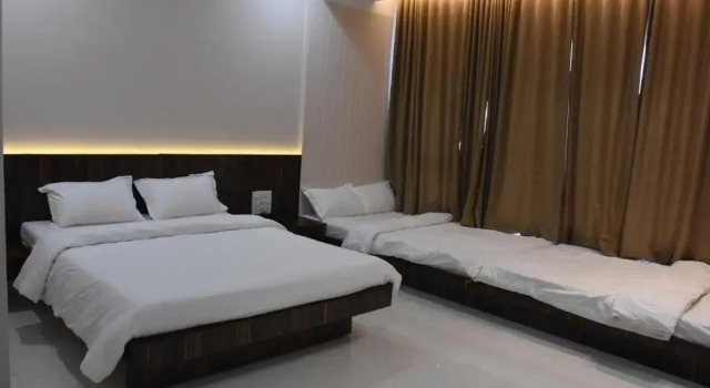 Семейный номер Standard Hotel President Banquet & Lawns