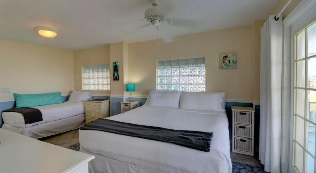 Bayside Bungalow 1 - Large Screened Lanai With Beautiful Bay Views