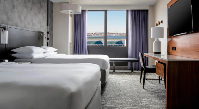 Четырёхместный номер Standard с красивым видом из окна New York LaGuardia Airport Marriott