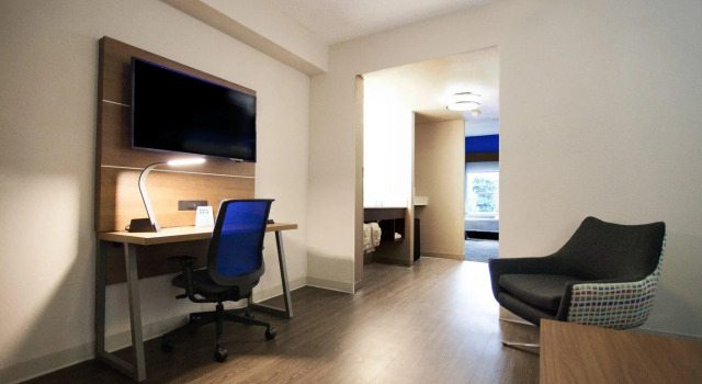 Четырёхместный люкс c 1 комнатой Holiday Inn Express Hotel & Suites Nashville Brentwood 65S