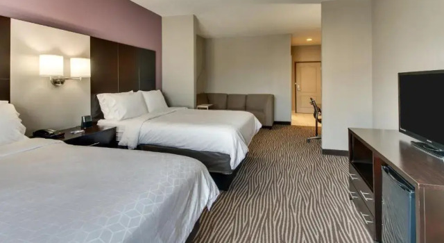 Четырёхместный номер Executive Holiday Inn Express Cheektowaga North East by IHG