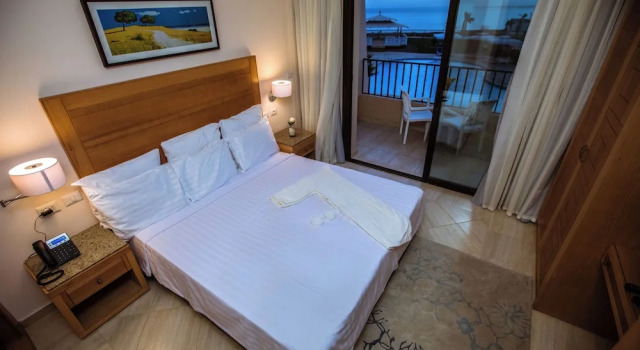 Люкс Deluxe c 1 комнатой с частичным видом на море Sky View Suites Hotel