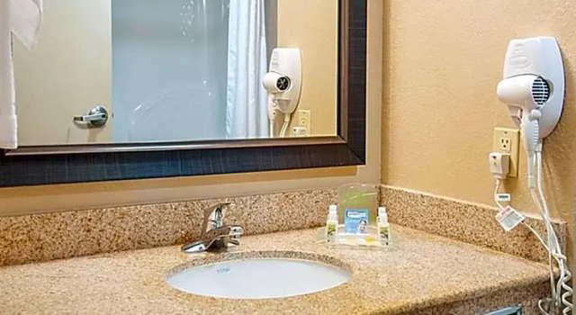 Люкс Luxury Holiday Inn Hotel & Suites Slidell by IHG