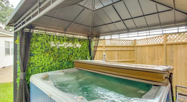 Коттедж Walk to Beach, Gazebo w/ Hot Tub: Gulfport Gem!