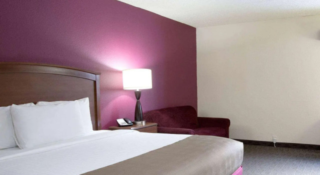 Двухместный номер Standard AmericInn by Wyndham Osceola