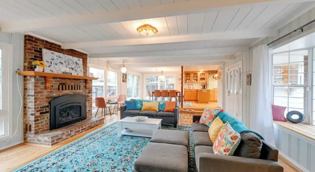 Spacious Grants Pass Home w/ Hot Tub & Views!, Book Hotel Hoteller i Grants Pass med parkering, Parkering