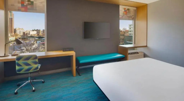 Люкс Aloft by Marriott Milwaukee Downtown