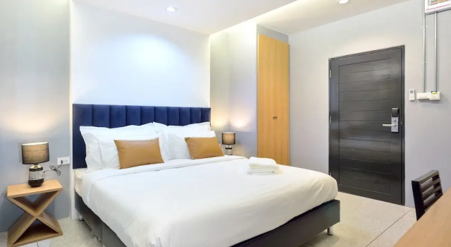 Номер Standard с балконом Castle Black Bangkok