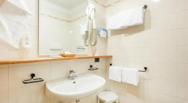 Четырёхместный номер Economy Hotel Alpina