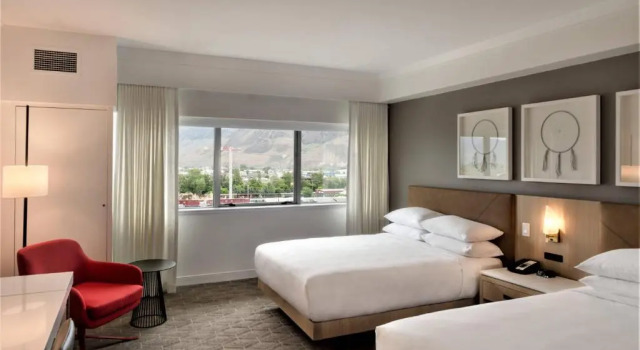 Четырёхместный номер Standard с видом на горы Delta Hotels by Marriott Kamloops